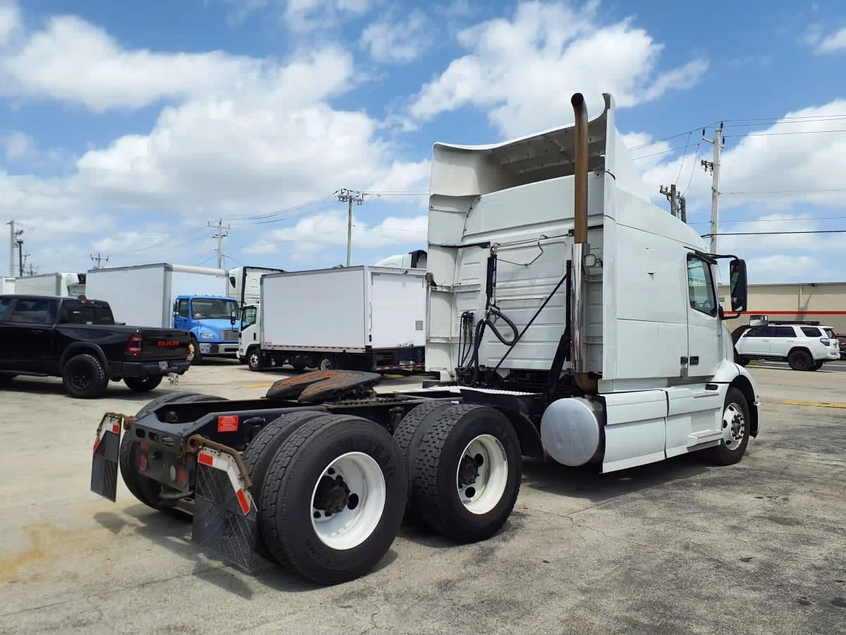 2020 Volvo VNR 640 - image 4