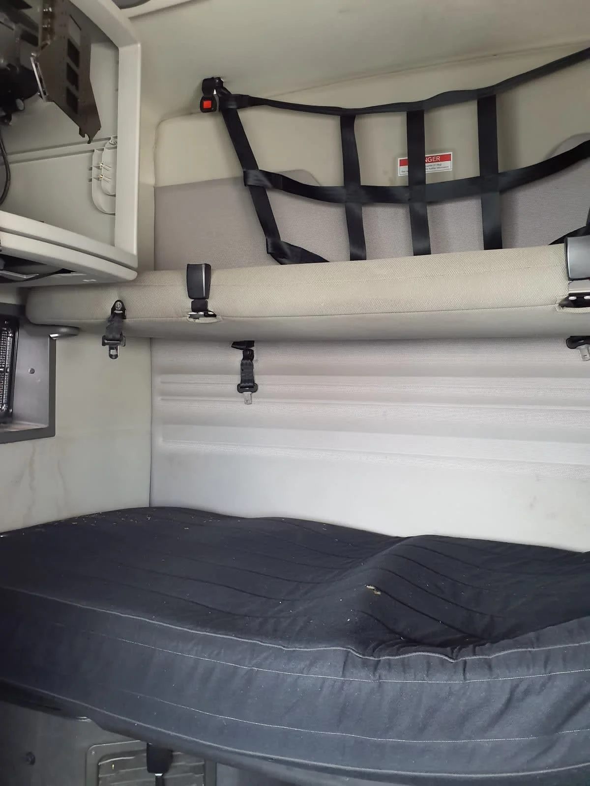 2020 Volvo VNR 640 - image 8