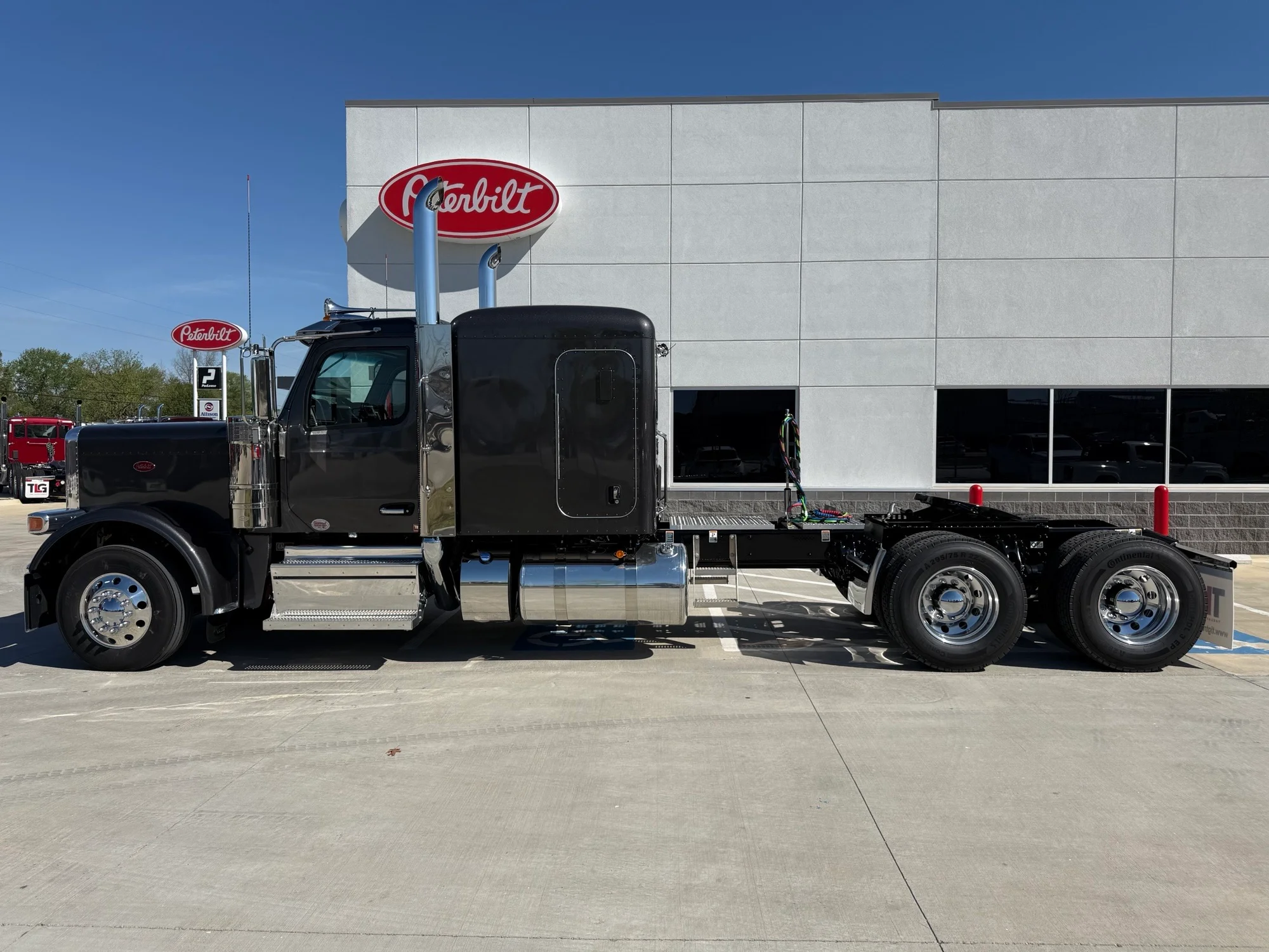 2027 Peterbilt 589 in Lowell, AR — photo 2