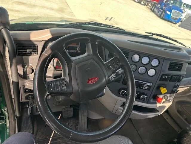 2019 Peterbilt 579 in Fontana, CA — photo 4