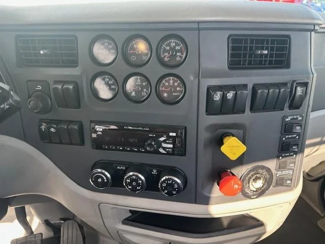 2019 Peterbilt 579 - image 5