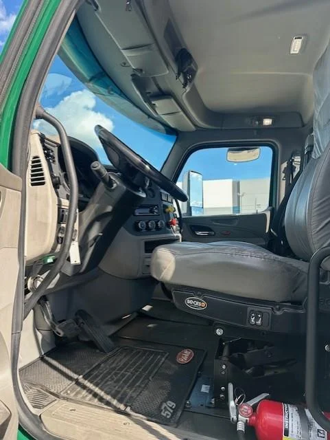 2019 Peterbilt 579 in Fontana, CA — photo 3
