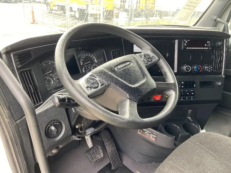 2023 Freightliner Cascadia - image 10