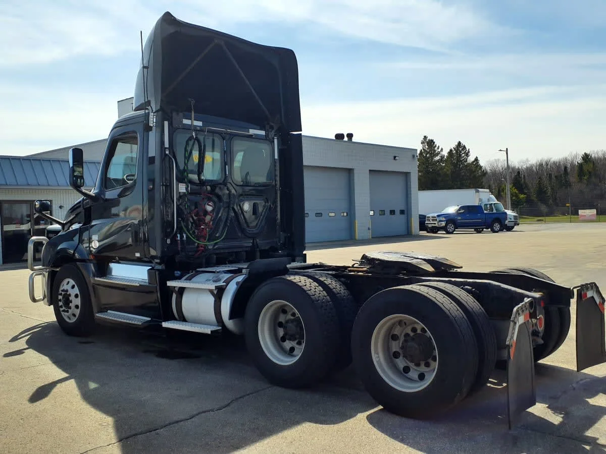 2020 Freightliner Cascadia in Oak Creek, WI — photo 6