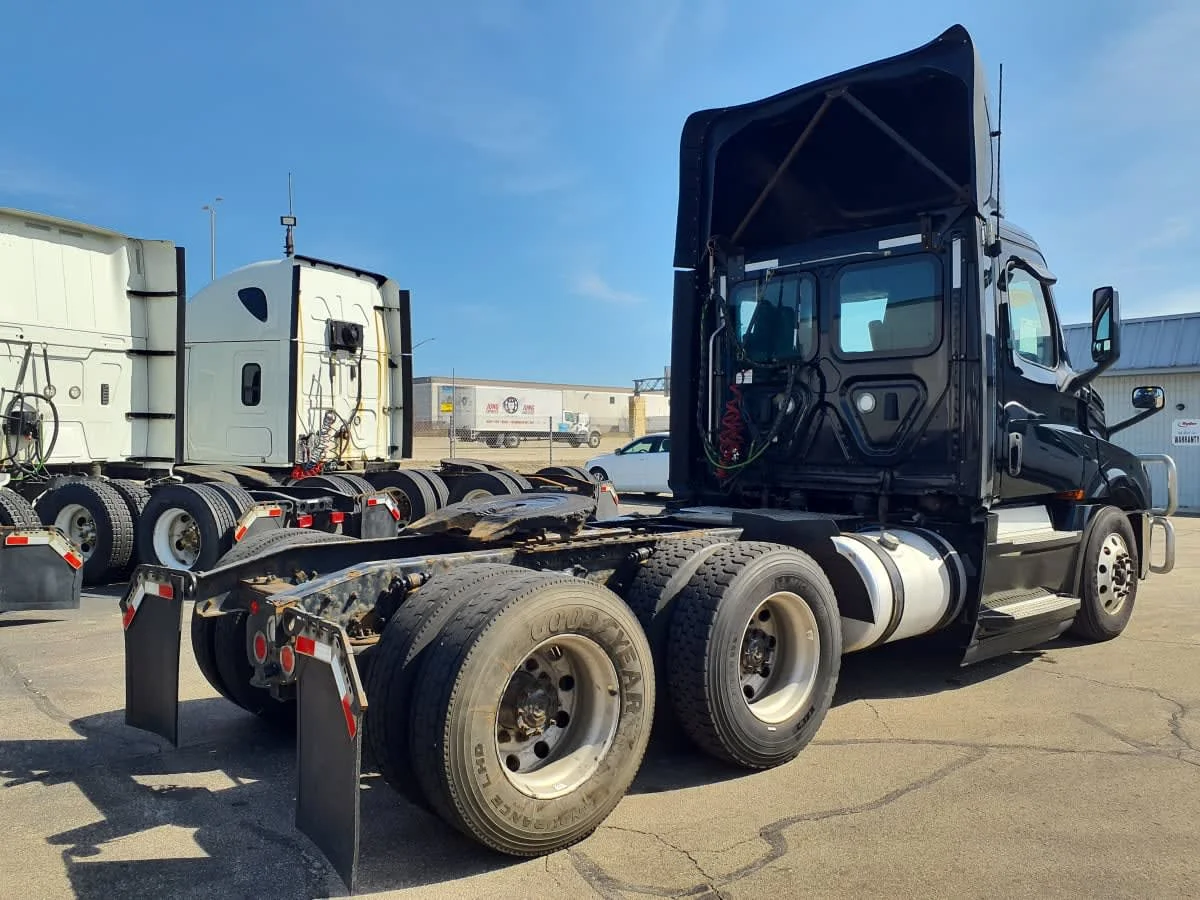 2020 Freightliner Cascadia in Oak Creek, WI — photo 4