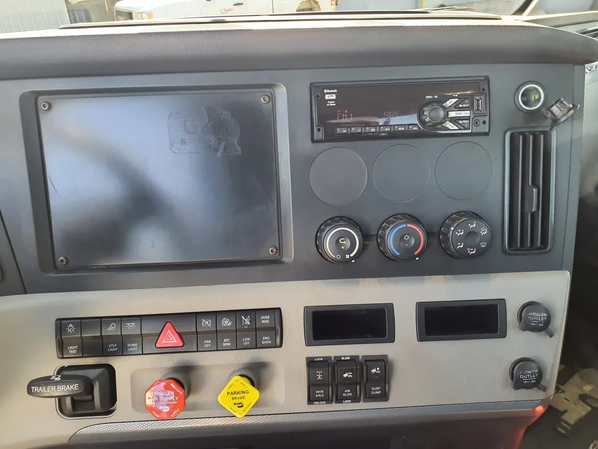 2020 Freightliner Cascadia in Oak Creek, WI — photo 10