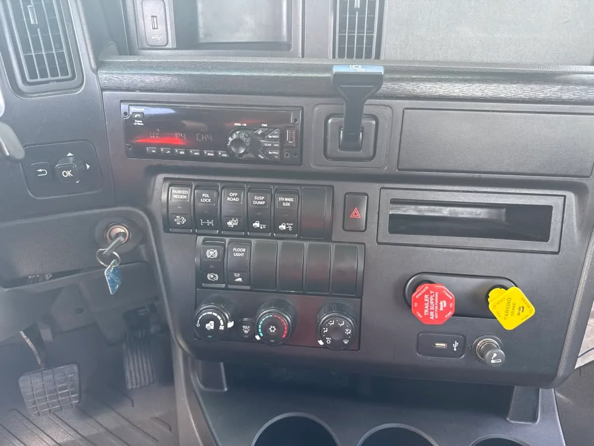 2020 International LT in Taylor, MI — photo 12