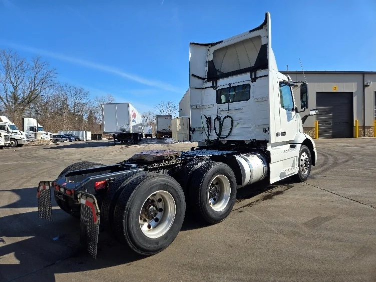 2021 Volvo VNR 640 - image 7