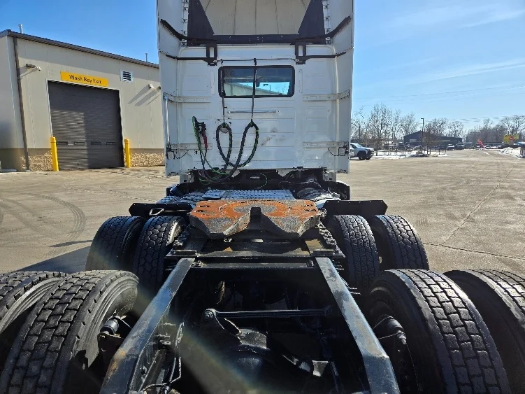 2021 Volvo VNR 640 - image 6