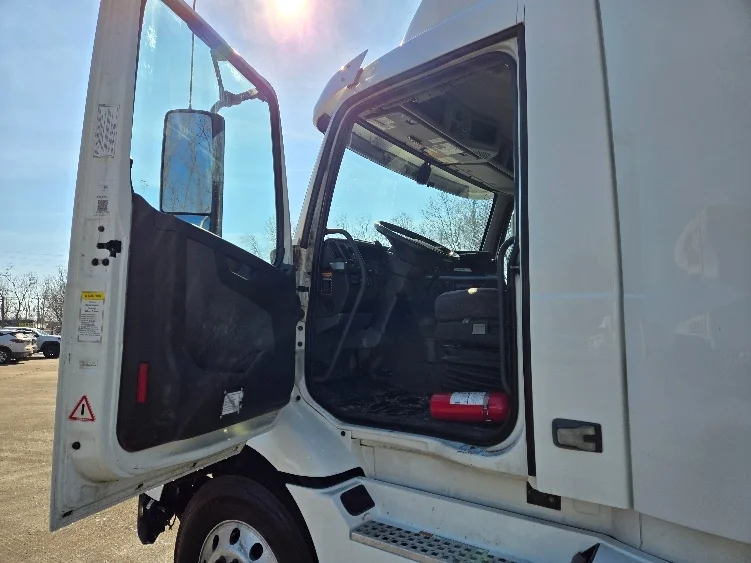 2021 Volvo VNR 640 - image 9