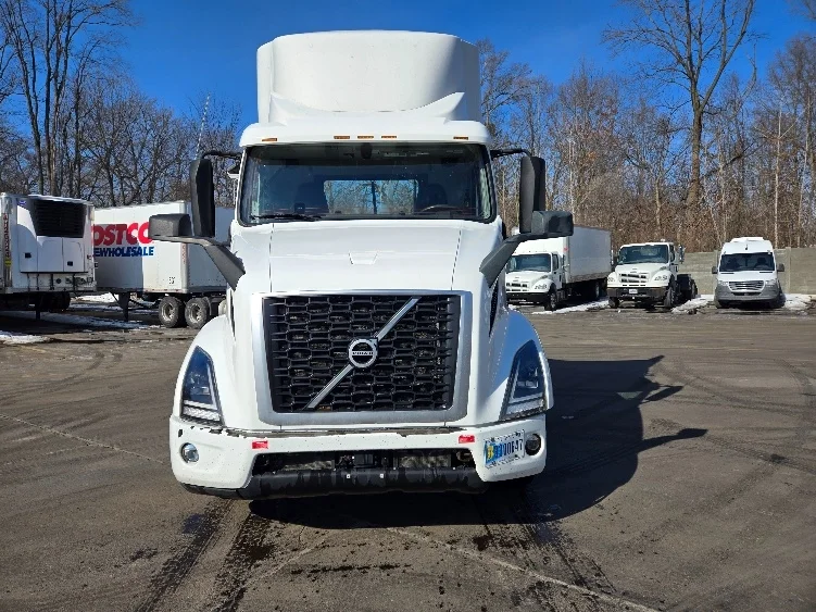 2021 Volvo VNR 640 - image 2