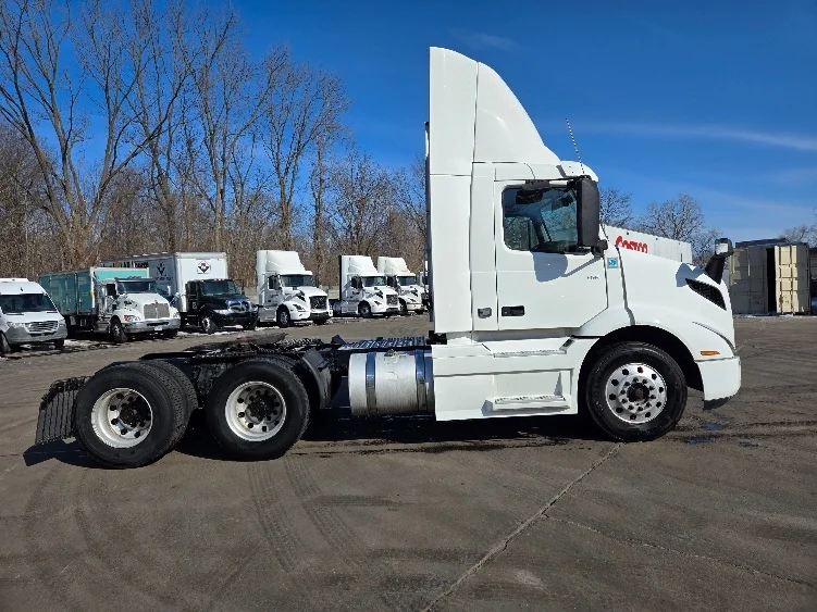 2021 Volvo VNR 640 - image 8