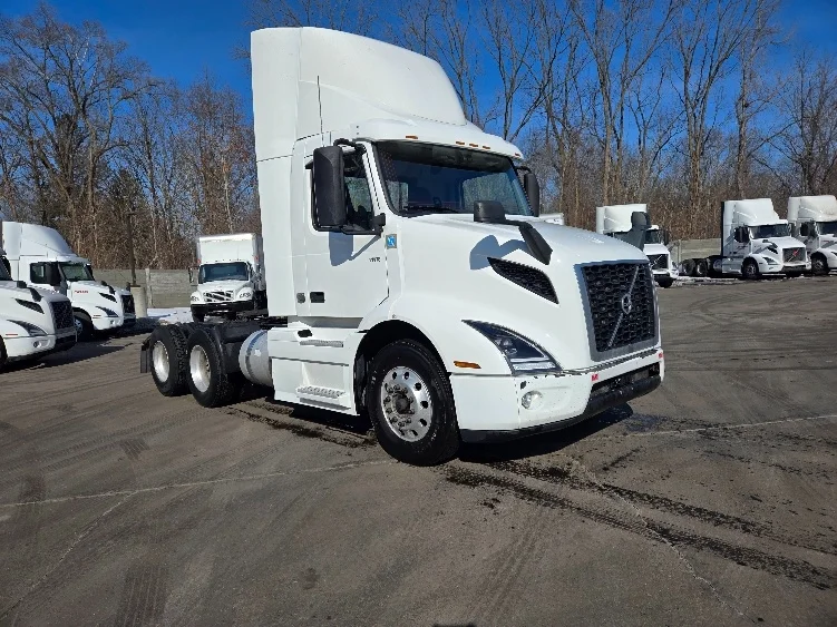 2021 Volvo VNR 640 in Ypsilanti, MI