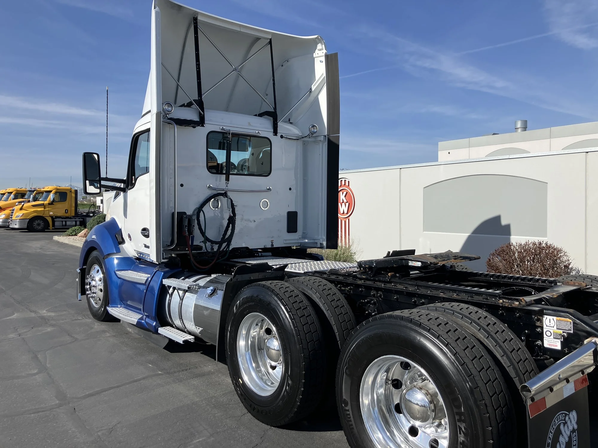 2022 Kenworth T680 - image 3