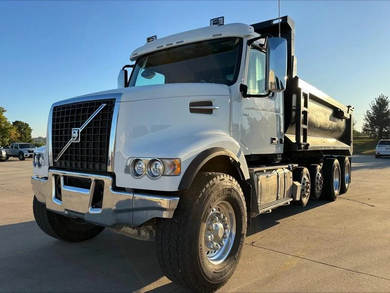 2021 Volvo VHD 300 in Waukee