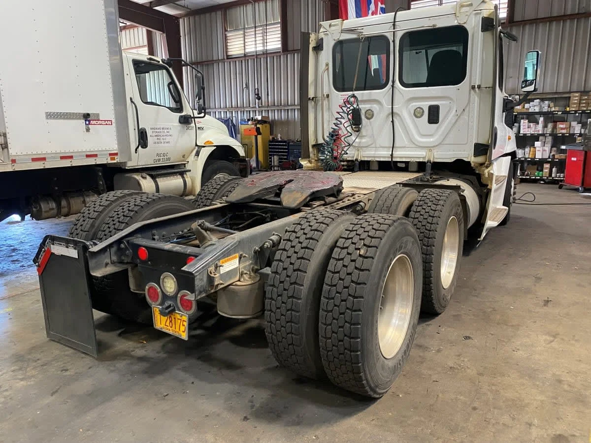 2016 Freightliner Cascadia - image 4