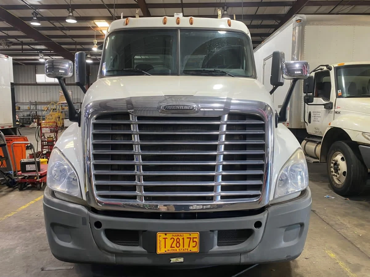 2016 Freightliner Cascadia - image 2