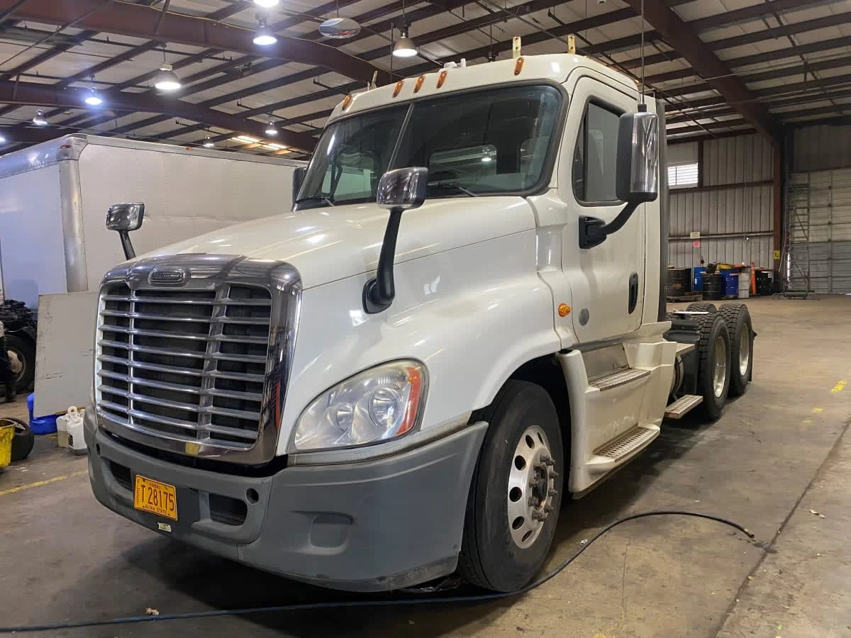 2016 Freightliner Cascadia - image 3
