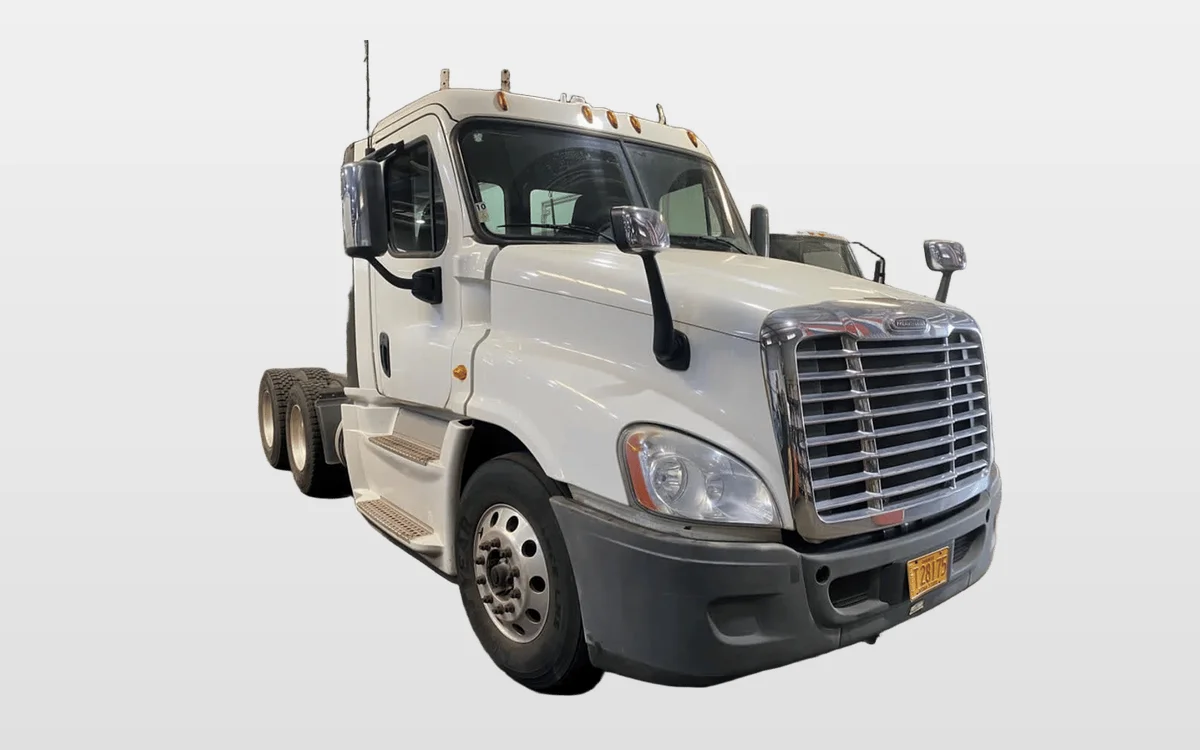 2016 Freightliner Cascadia - image 1