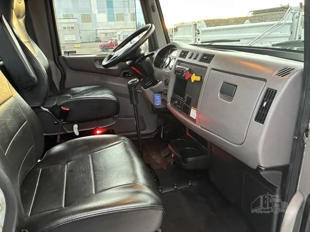 2018 Peterbilt 337 - image 16