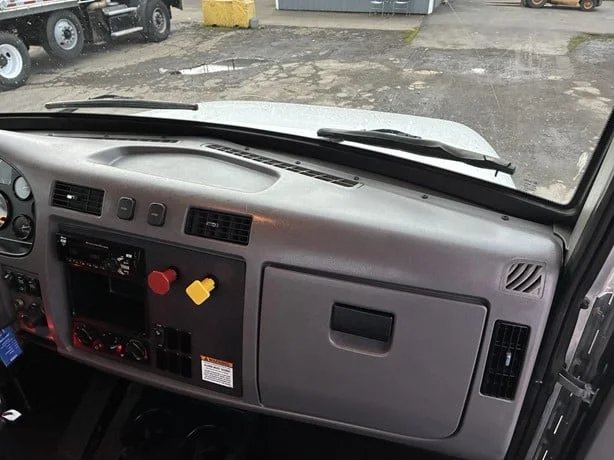 2018 Peterbilt 337 - image 17