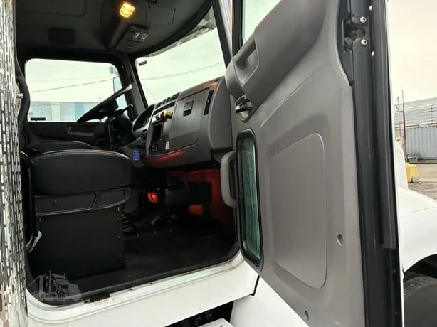 2018 Peterbilt 337 - image 14