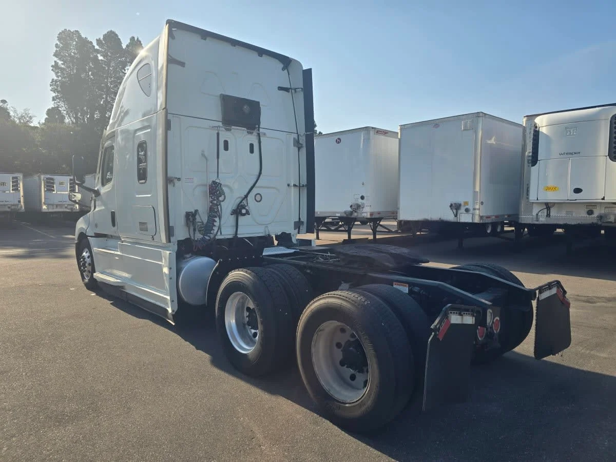 2021 Freightliner Cascadia in Tampa, FL — photo 4