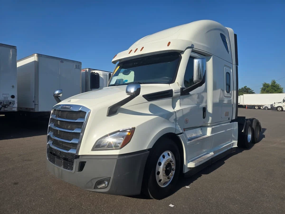 2021 Freightliner Cascadia in Tampa, FL — photo 3