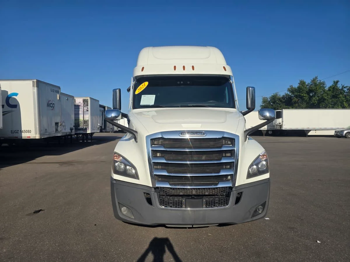 2021 Freightliner Cascadia in Tampa, FL — photo 2