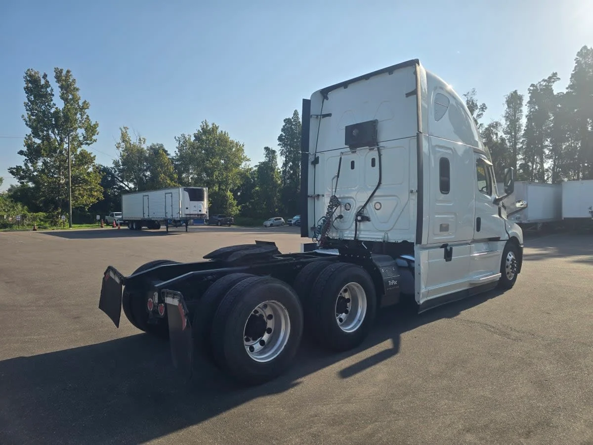 2021 Freightliner Cascadia in Tampa, FL — photo 6