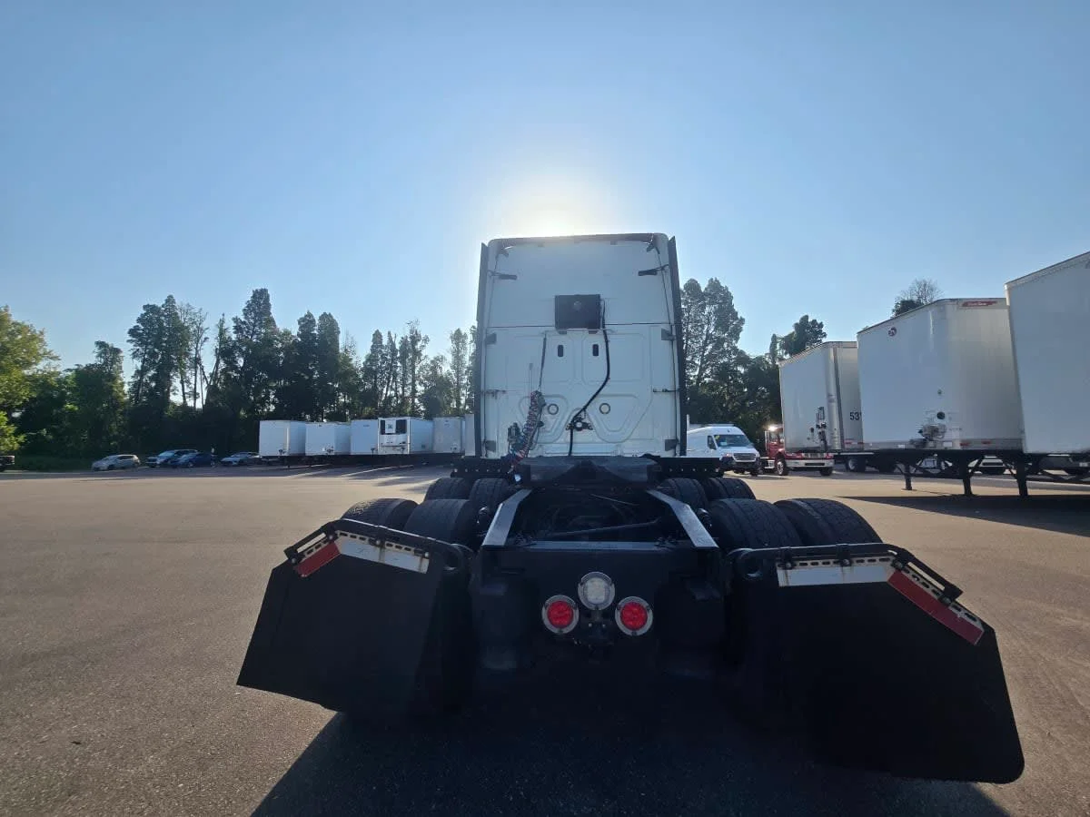 2021 Freightliner Cascadia in Tampa, FL — photo 5