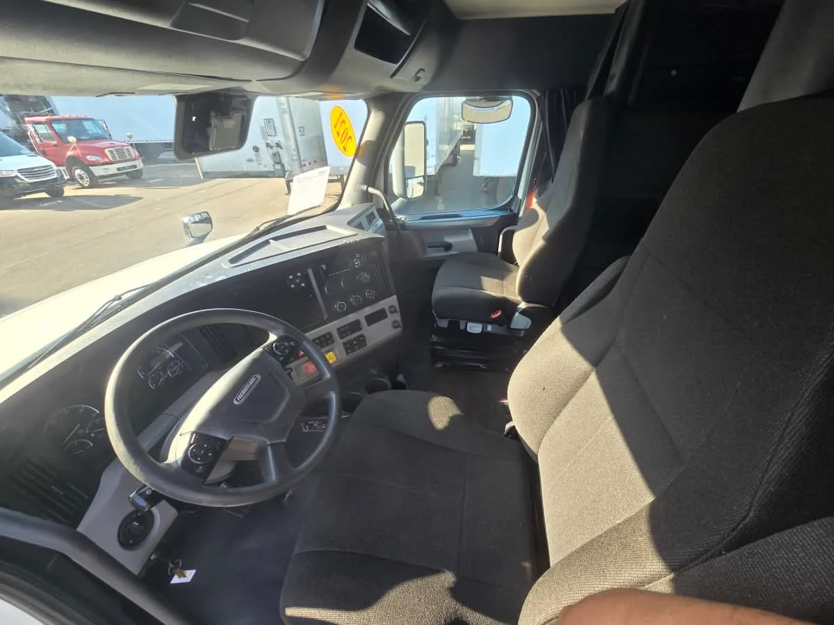 2021 Freightliner Cascadia in Tampa, FL — photo 7