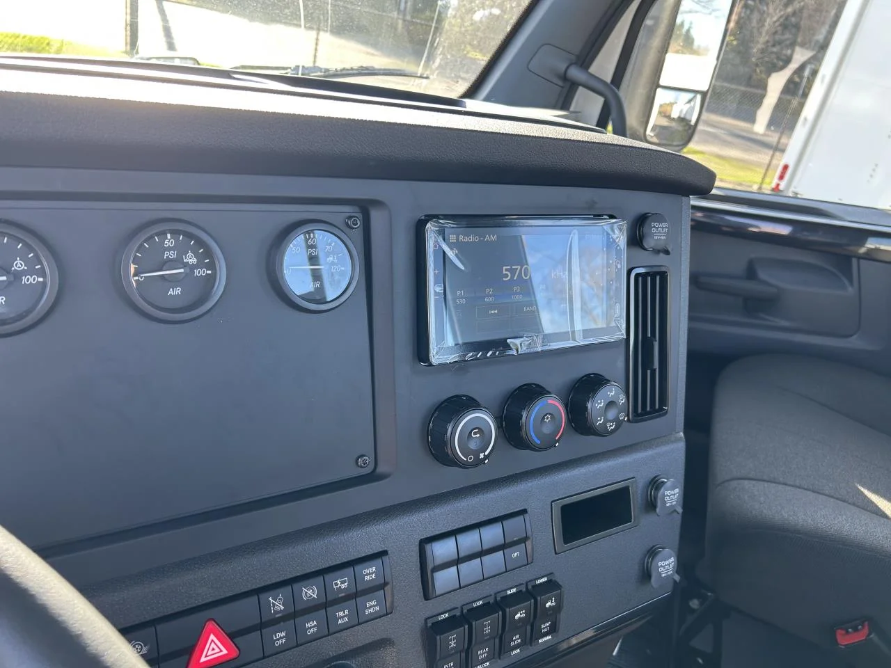 2025 Freightliner Cascadia - image 7