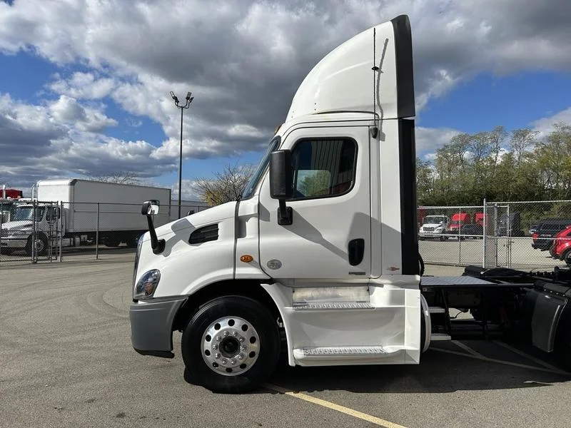 2015 Freightliner Cascadia - image 10