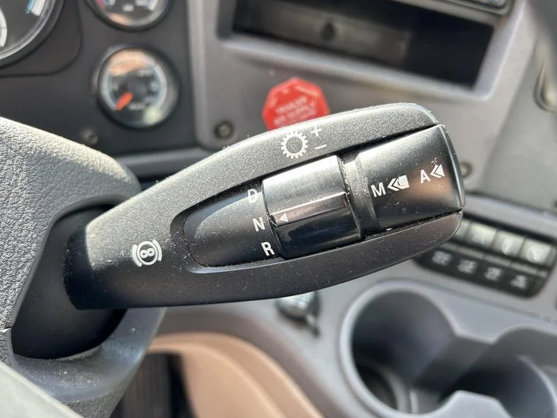 2015 Freightliner Cascadia - image 14