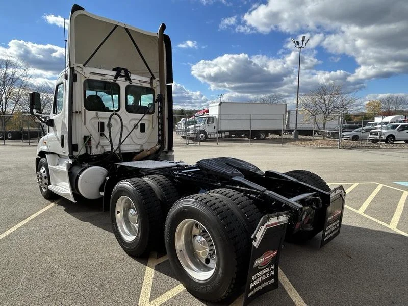 2015 Freightliner Cascadia - image 7