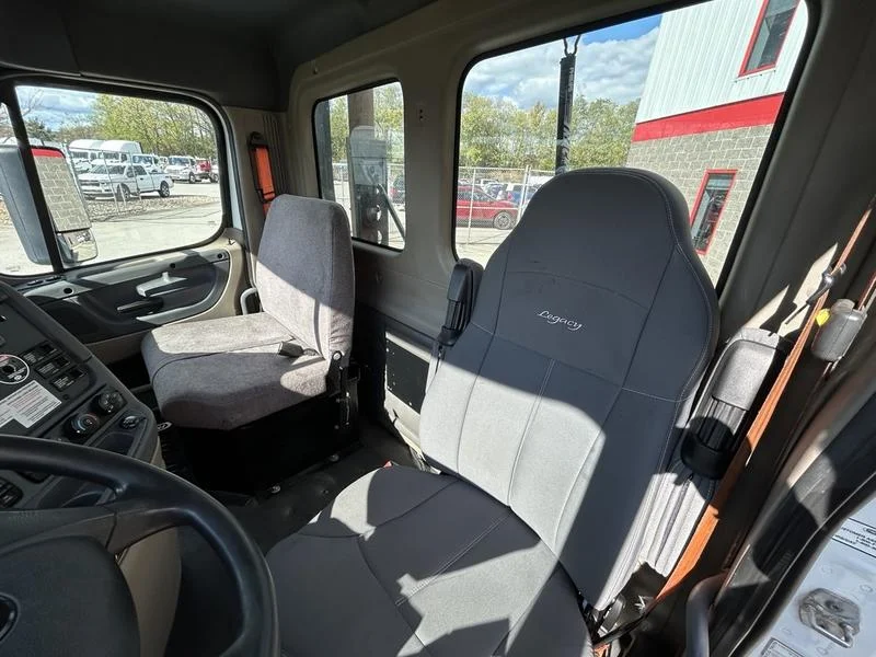 2015 Freightliner Cascadia - image 17