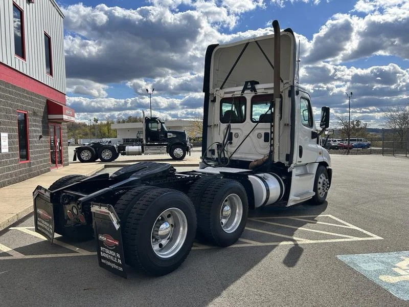 2015 Freightliner Cascadia - image 5