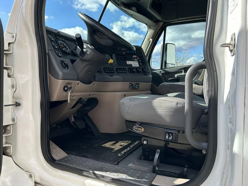 2015 Freightliner Cascadia - image 11