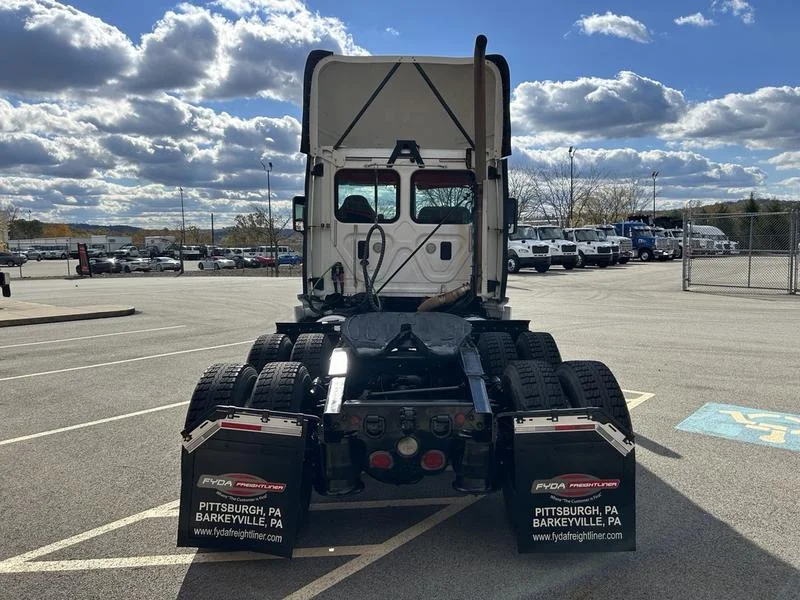 2015 Freightliner Cascadia - image 6