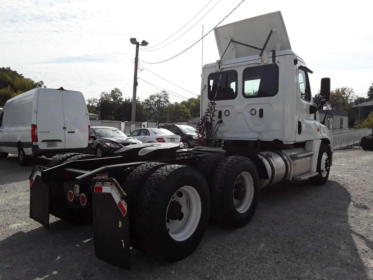 2019 Freightliner Cascadia in Pittsburgh, PA — photo 4