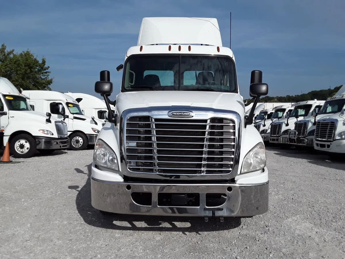 2019 Freightliner Cascadia in Pittsburgh, PA — photo 2