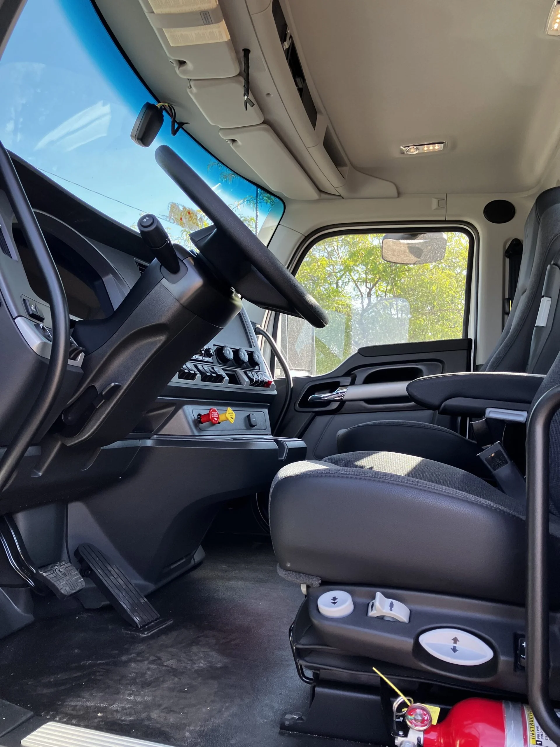 2025 Kenworth T680 - image 4