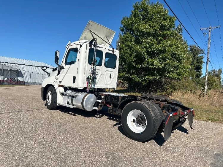 2019 Freightliner Cascadia in Brooklyn Park, MN — photo 5