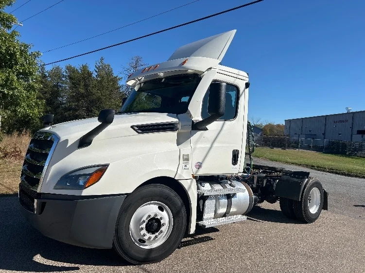 2019 Freightliner Cascadia in Brooklyn Park, MN — photo 3