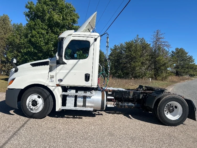 2019 Freightliner Cascadia in Brooklyn Park, MN — photo 4