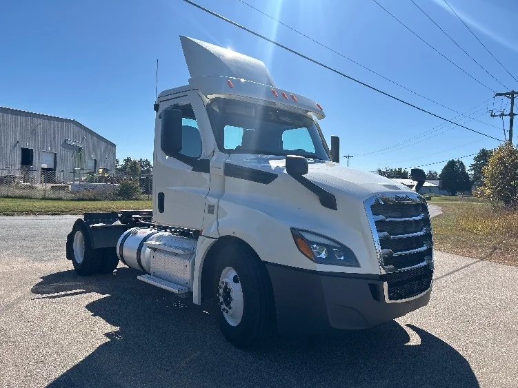 2019 Freightliner Cascadia in Brooklyn Park, MN