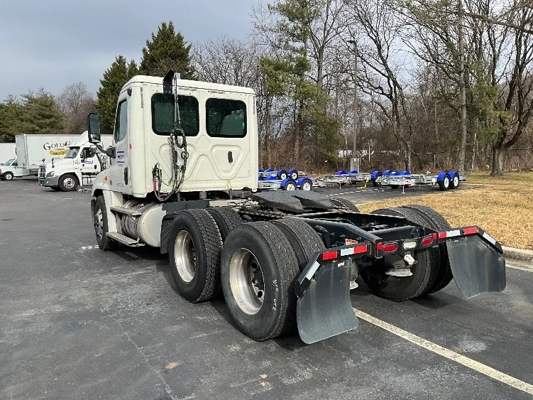 2019 Freightliner Cascadia in Capitol Heights, MD — photo 5