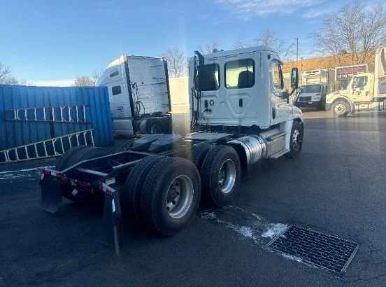 2019 Freightliner Cascadia in Capitol Heights, MD — photo 7