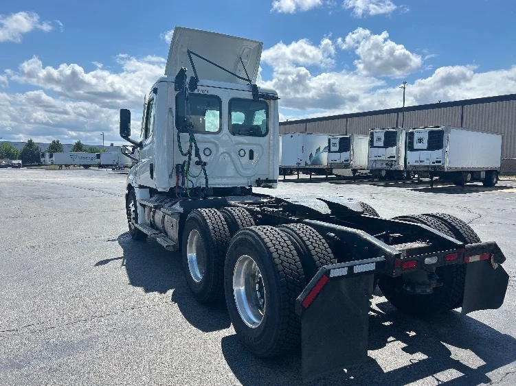 2022 Freightliner Cascadia in Sturtevant, WI — photo 5